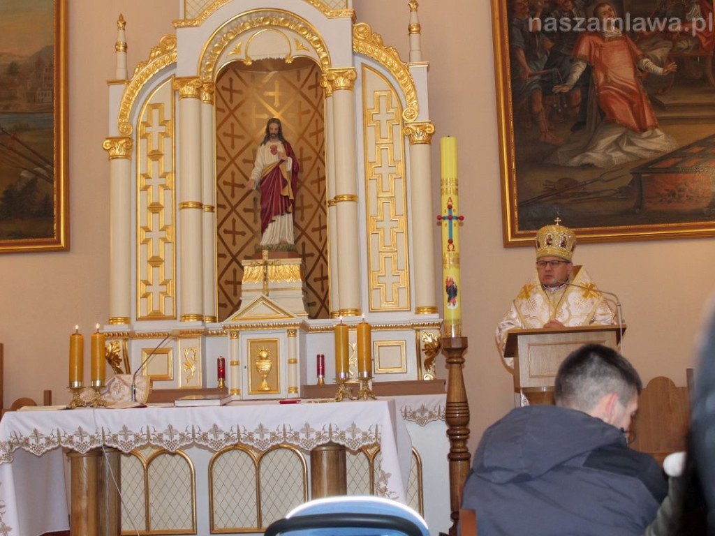 Niezwykła msza na cmentarzu. 