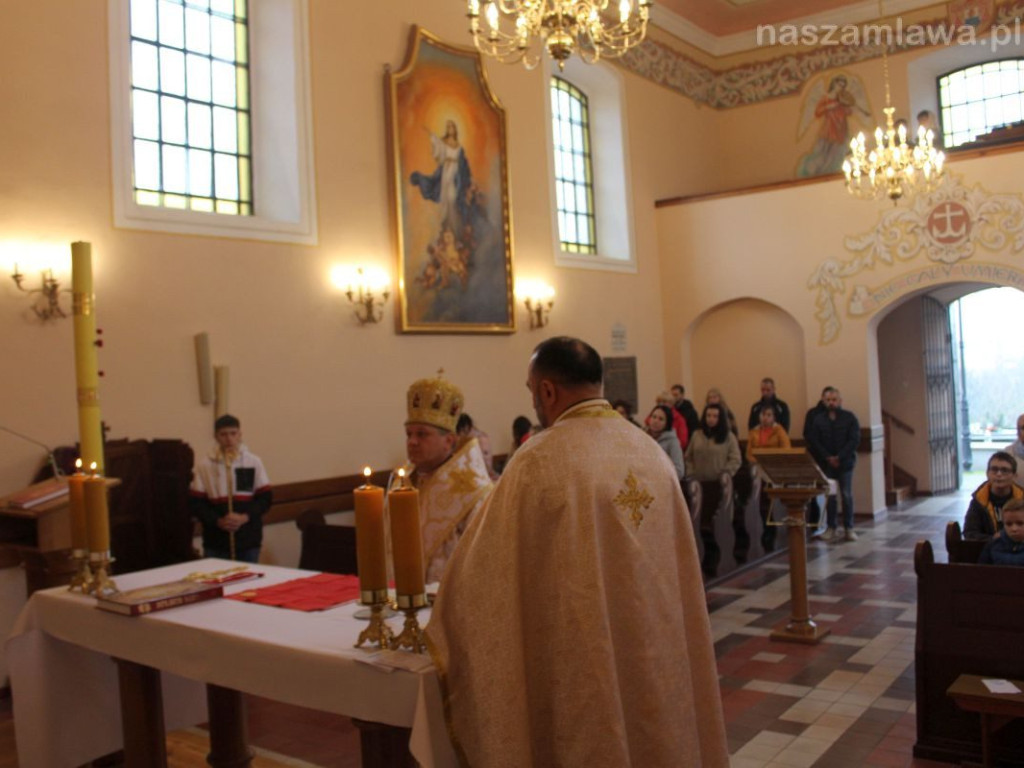 Niezwykła msza na cmentarzu. 