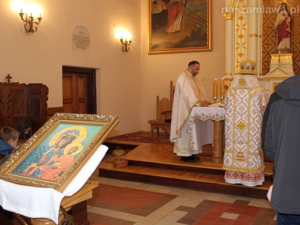 Niezwykła msza na cmentarzu. 