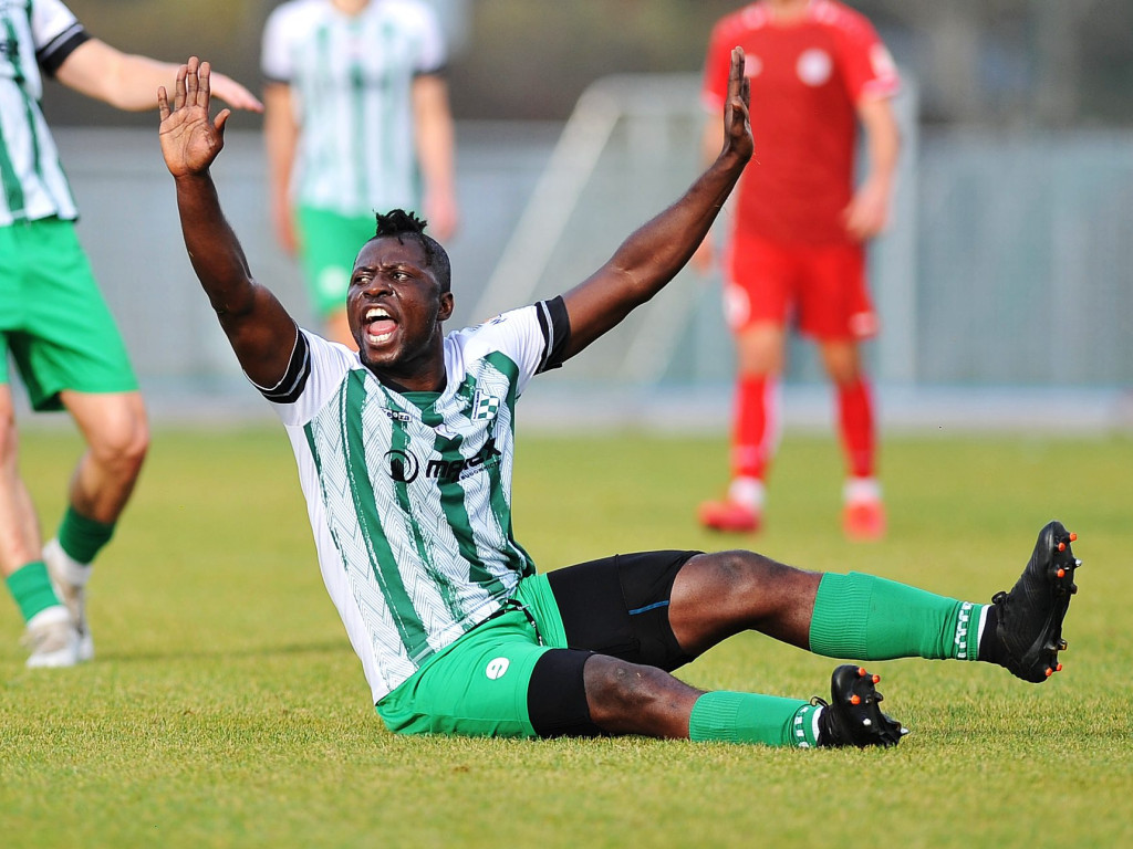 Powalczyli w dziesięciu. Cenny punkt Mławianki