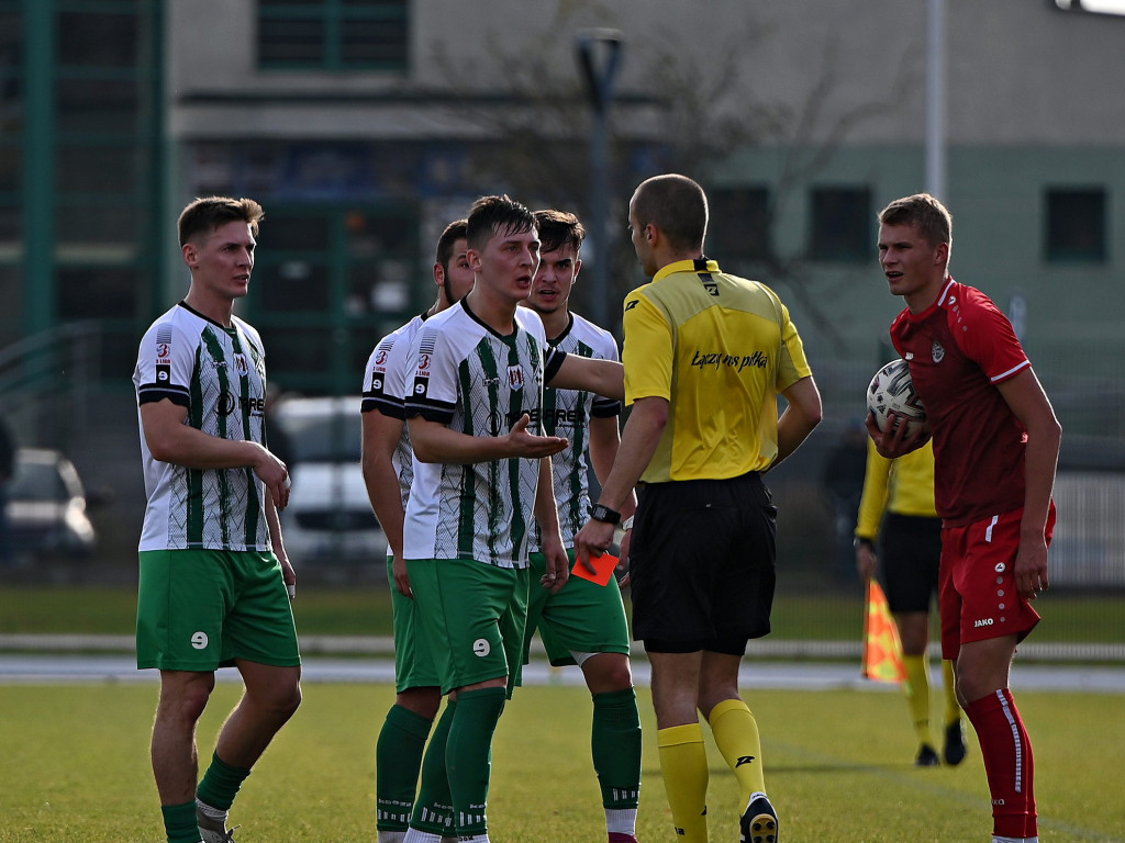 Powalczyli w dziesięciu. Cenny punkt Mławianki