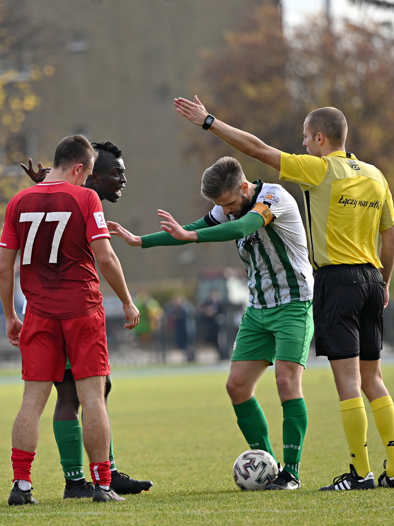 Powalczyli w dziesięciu. Cenny punkt Mławianki