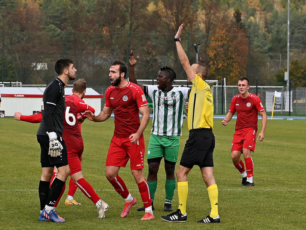 Powalczyli w dziesięciu. Cenny punkt Mławianki