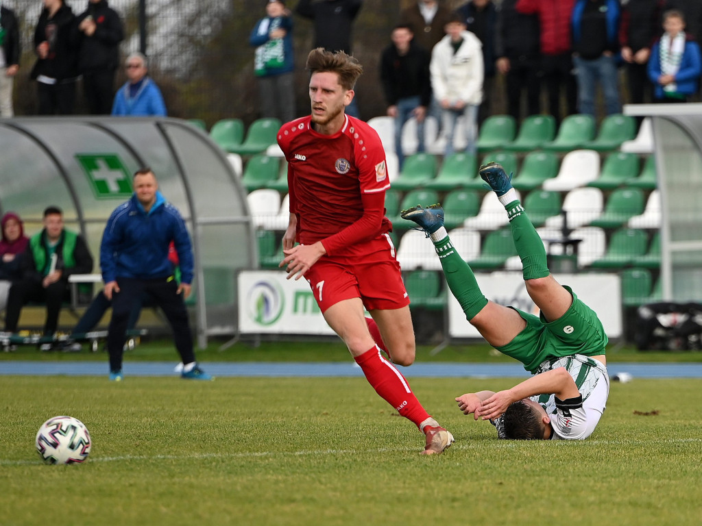 Powalczyli w dziesięciu. Cenny punkt Mławianki