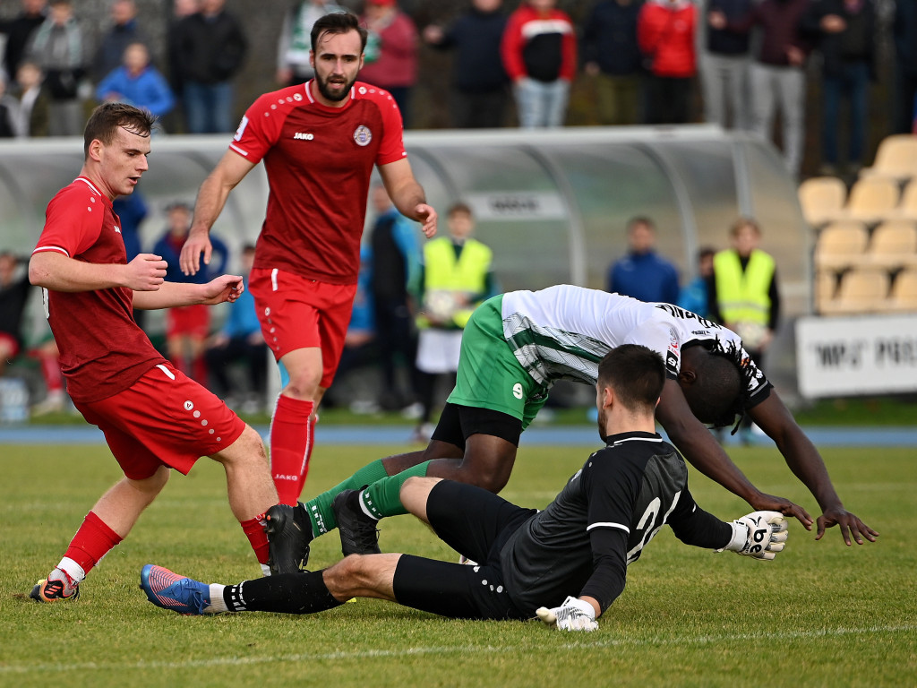 Powalczyli w dziesięciu. Cenny punkt Mławianki