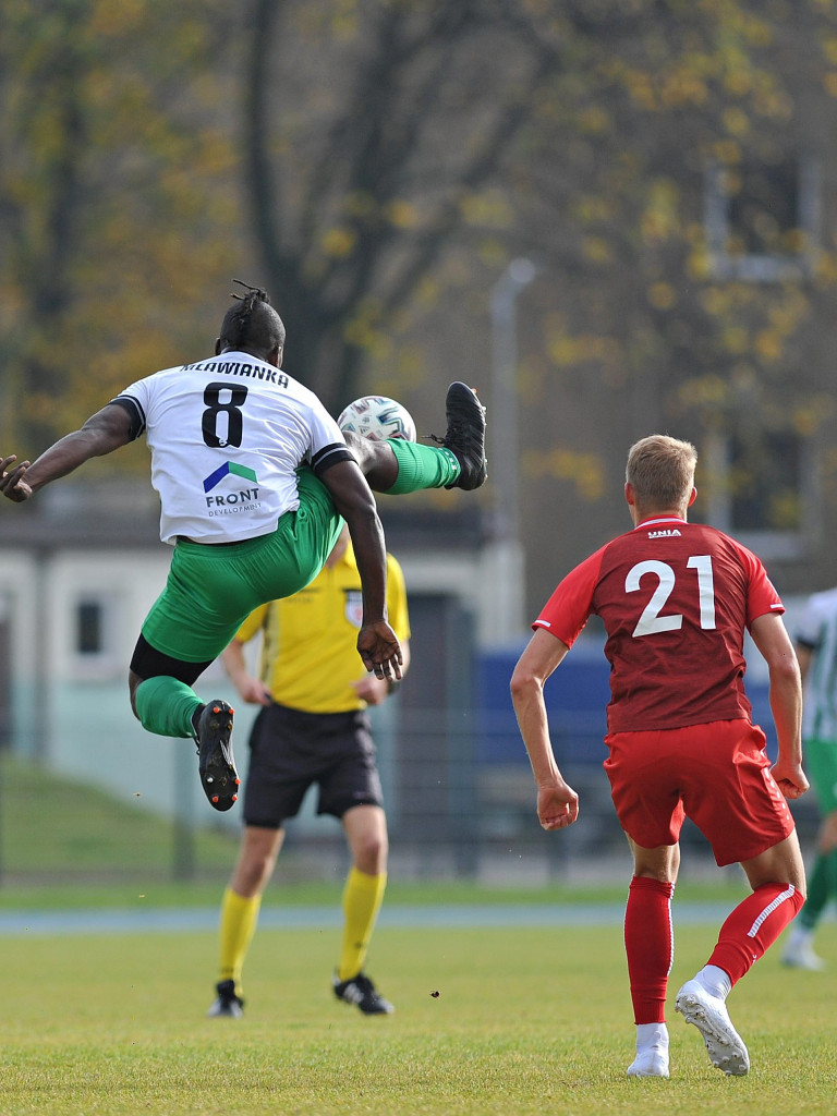 Powalczyli w dziesięciu. Cenny punkt Mławianki