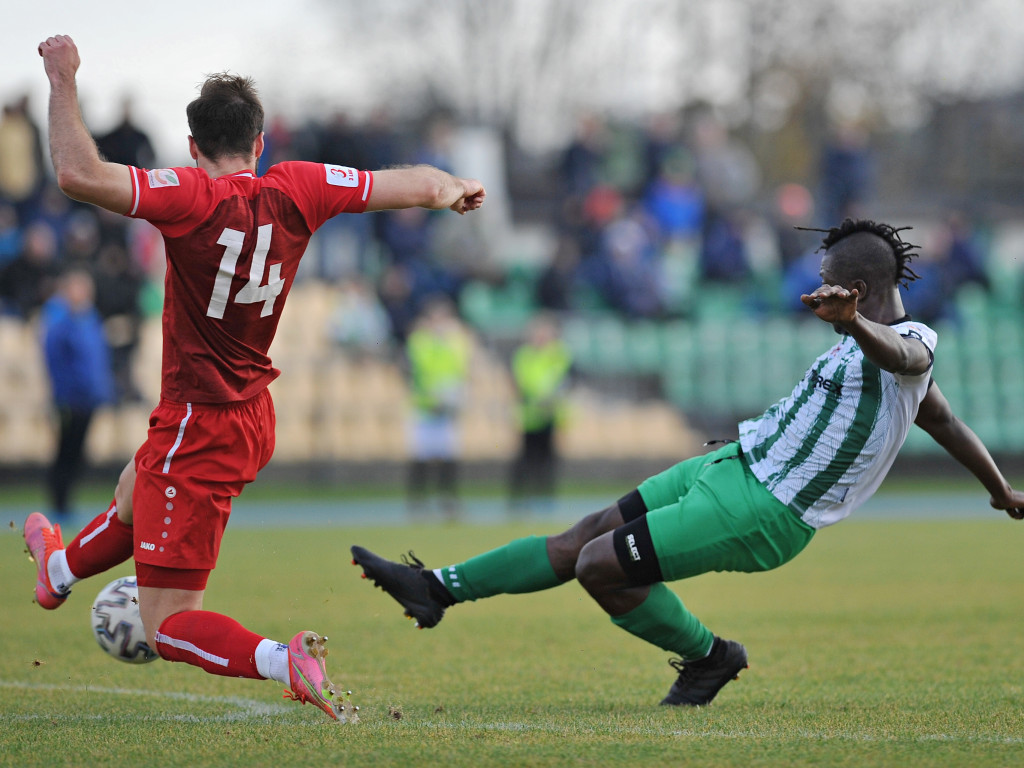 Powalczyli w dziesięciu. Cenny punkt Mławianki
