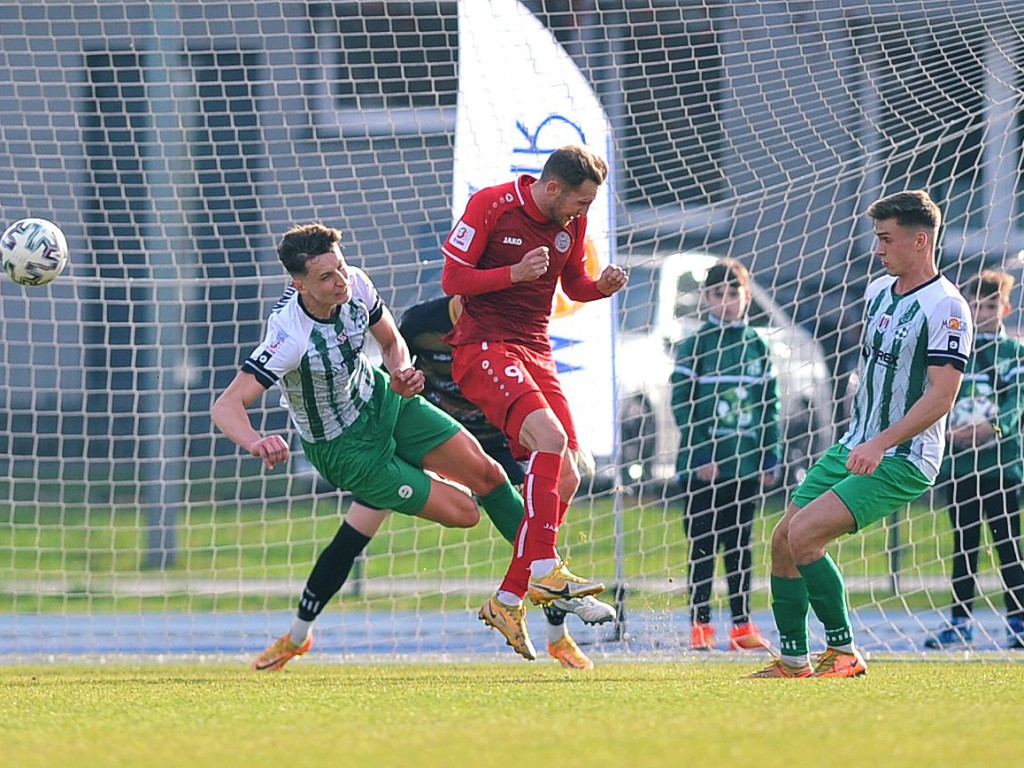 Powalczyli w dziesięciu. Cenny punkt Mławianki