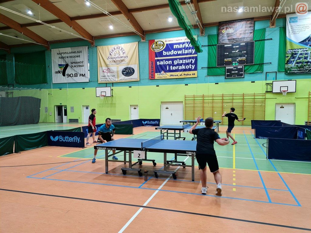 Dudkiewicz na korcie. Jaroszewski przy stole