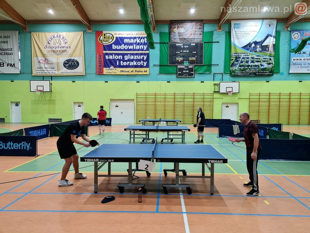 Dudkiewicz na korcie. Jaroszewski przy stole