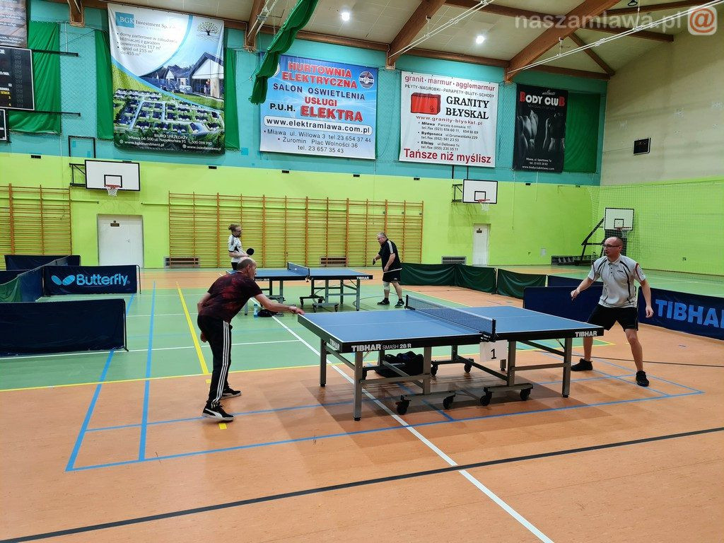 Dudkiewicz na korcie. Jaroszewski przy stole