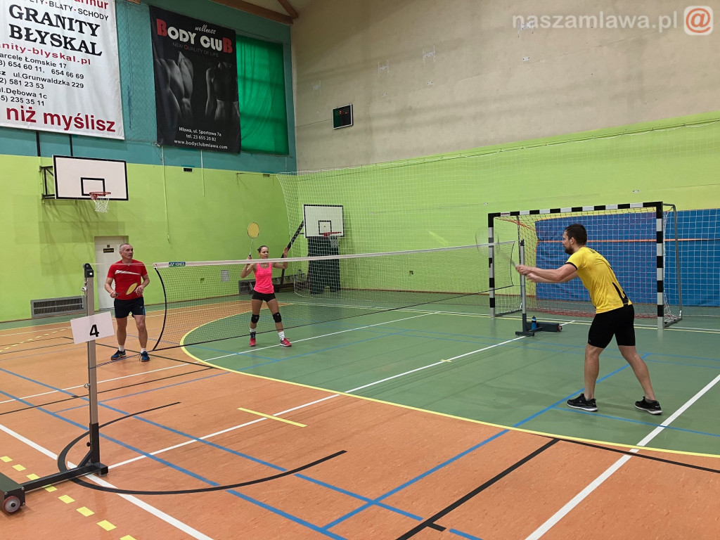 Dudkiewicz na korcie. Jaroszewski przy stole