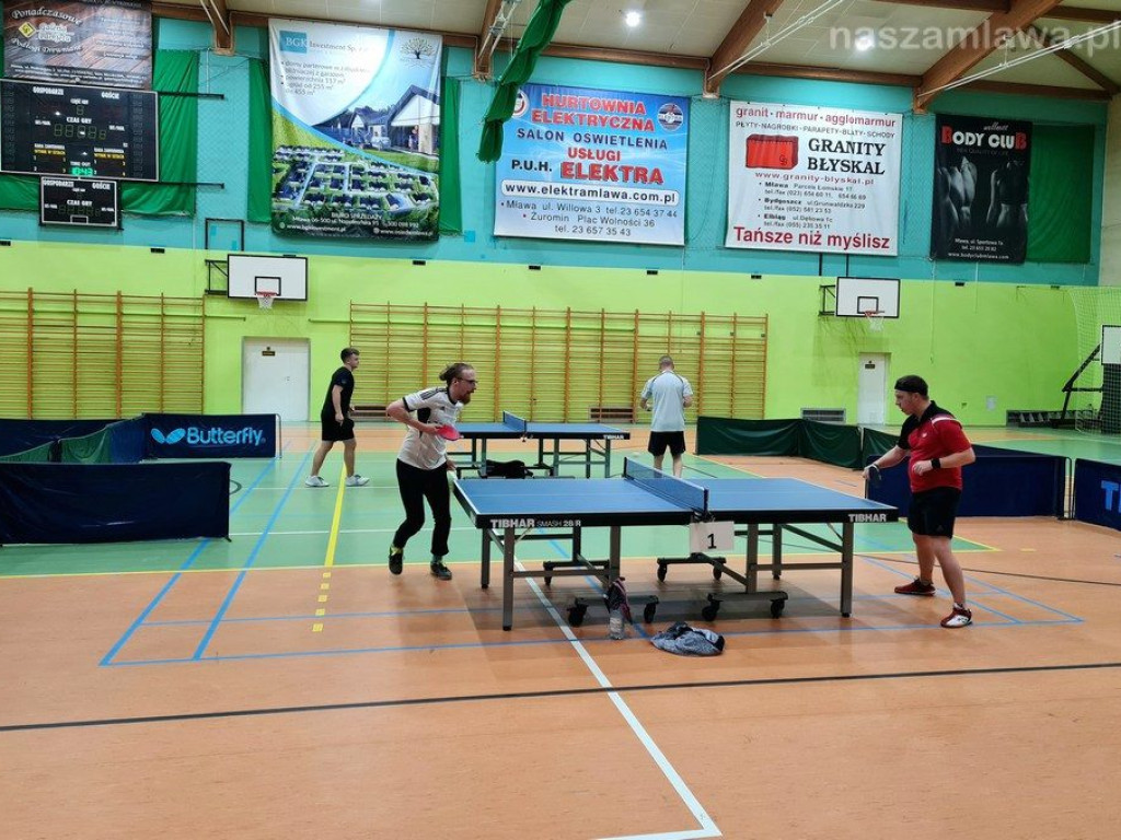 Dudkiewicz na korcie. Jaroszewski przy stole