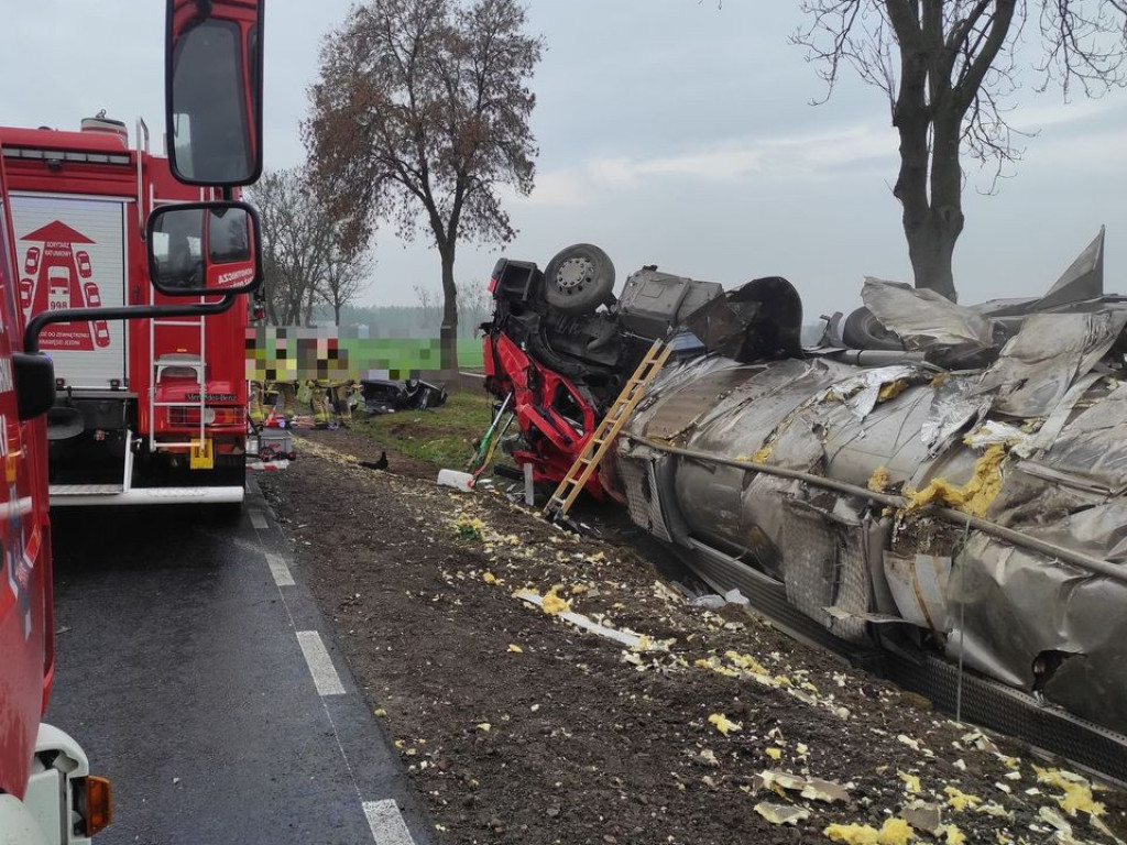 Z cysterny wyciekały silnie żrące chemikalia [ZDJĘCIA]