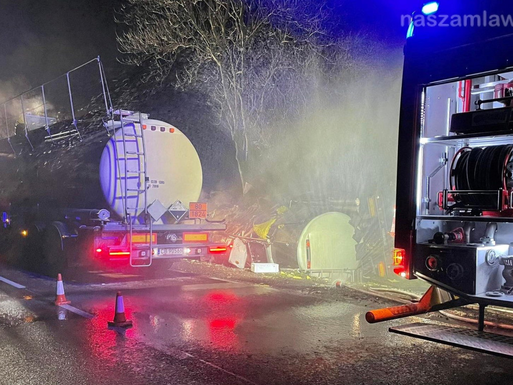 Z cysterny wyciekały silnie żrące chemikalia [ZDJĘCIA]