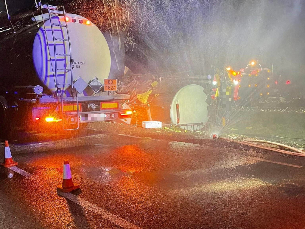 Z cysterny wyciekały silnie żrące chemikalia [ZDJĘCIA]