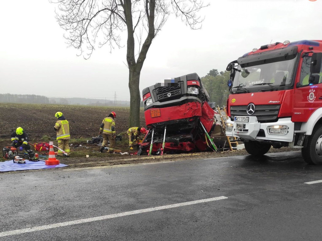 Z cysterny wyciekały silnie żrące chemikalia [ZDJĘCIA]