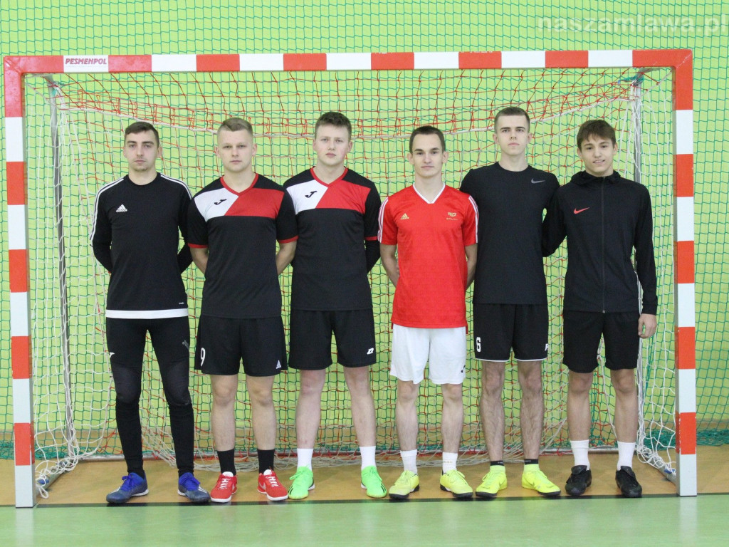 Wkra triumfuje.  Canarinhos na podium