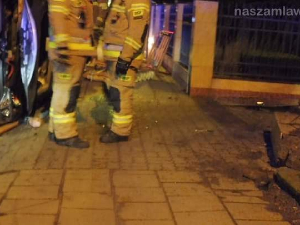 Wywrotka osobówki na siódemce