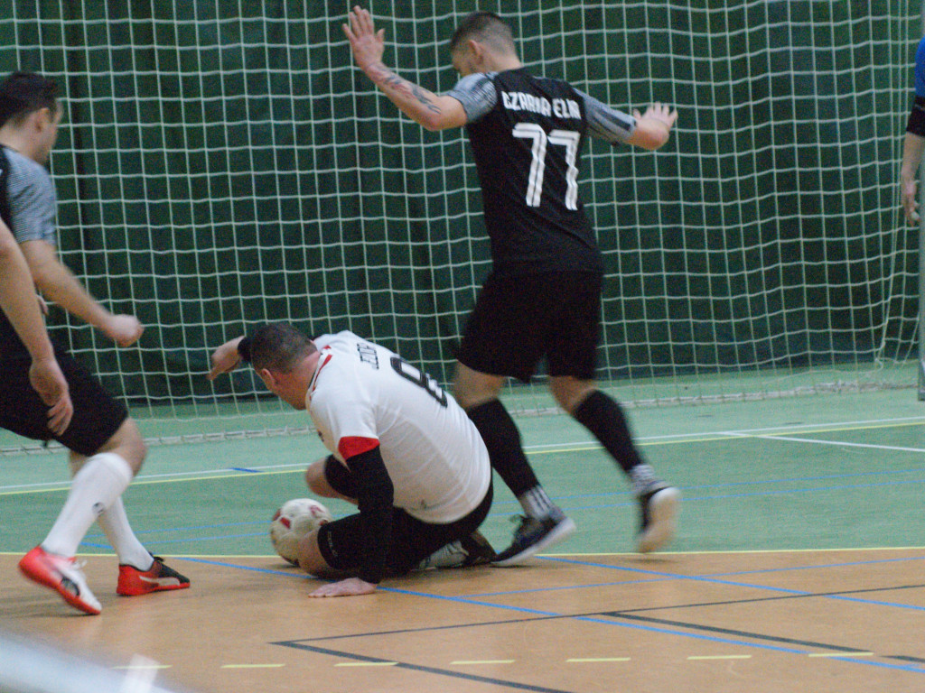 Czarna Elka z pierwszą porażką. Mistrz goni