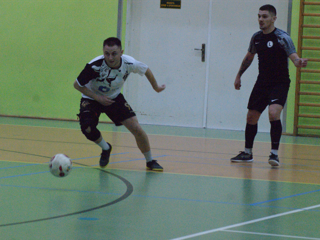 Czarna Elka z pierwszą porażką. Mistrz goni