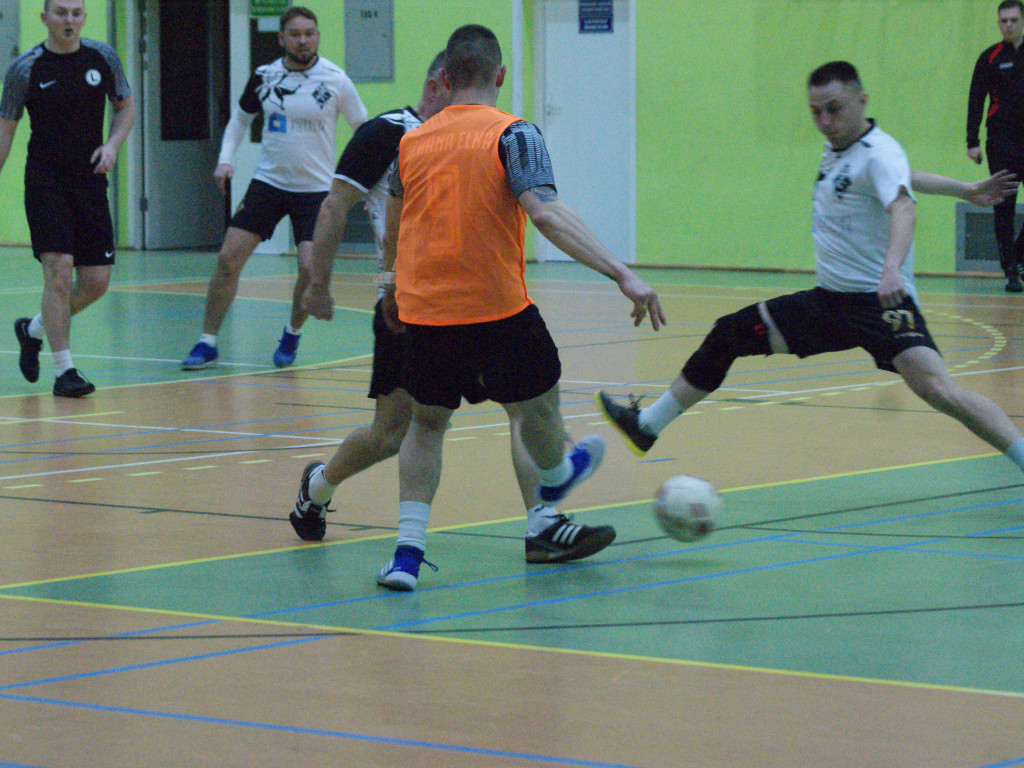 Czarna Elka z pierwszą porażką. Mistrz goni