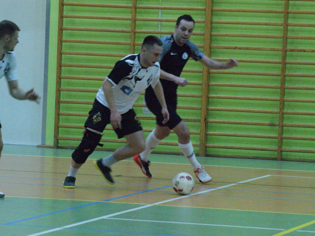 Czarna Elka z pierwszą porażką. Mistrz goni