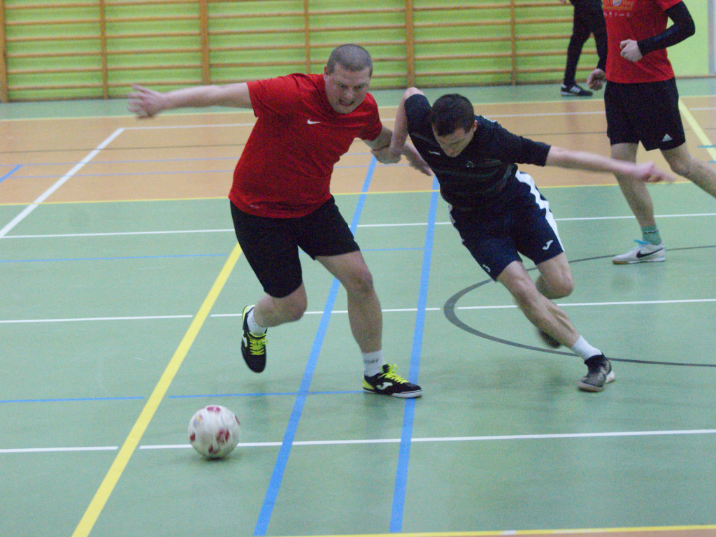 Czarna Elka z pierwszą porażką. Mistrz goni