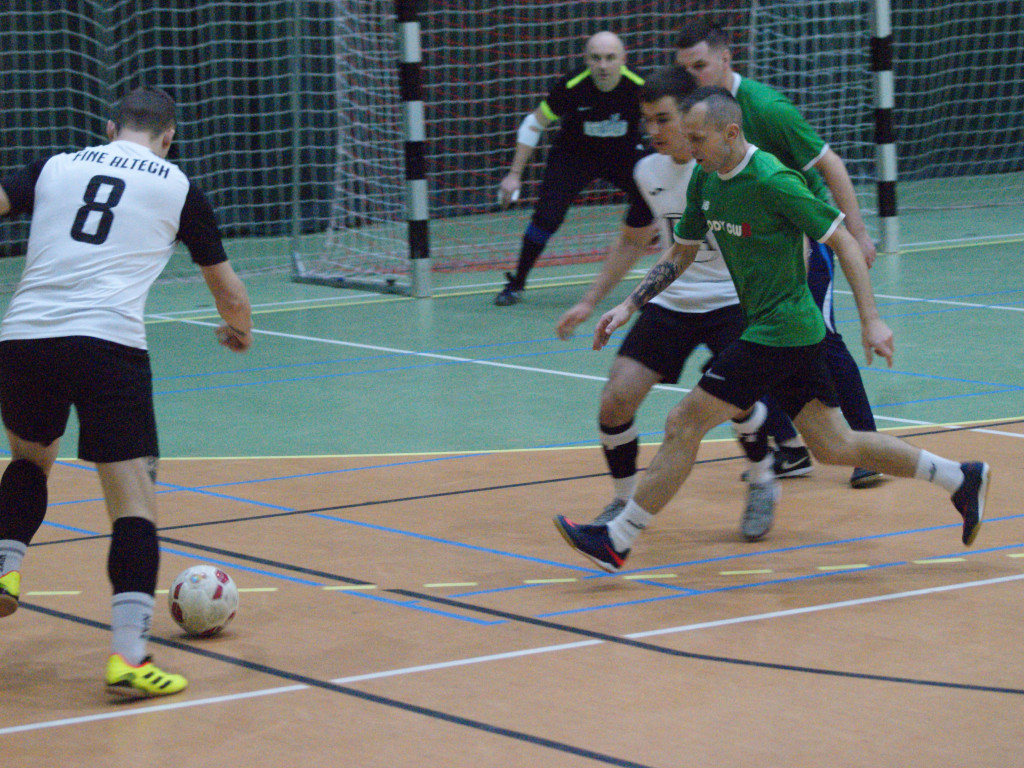 Czarna Elka z pierwszą porażką. Mistrz goni