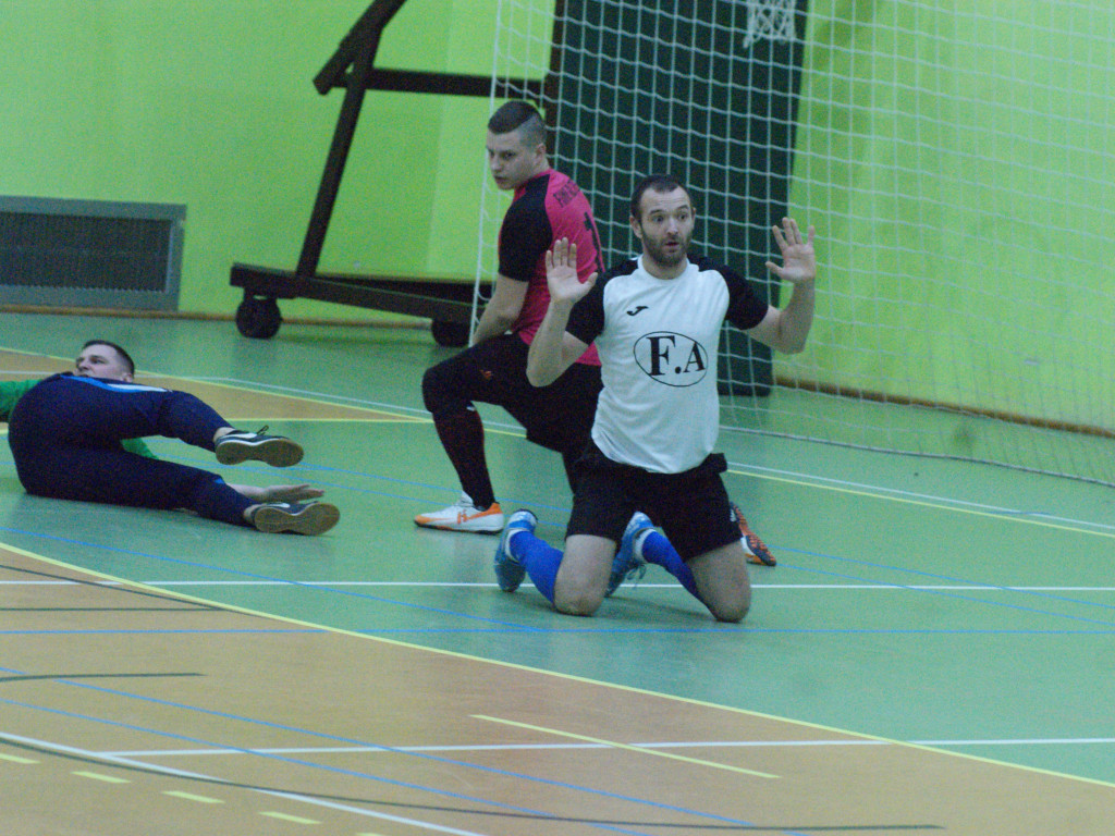 Czarna Elka z pierwszą porażką. Mistrz goni