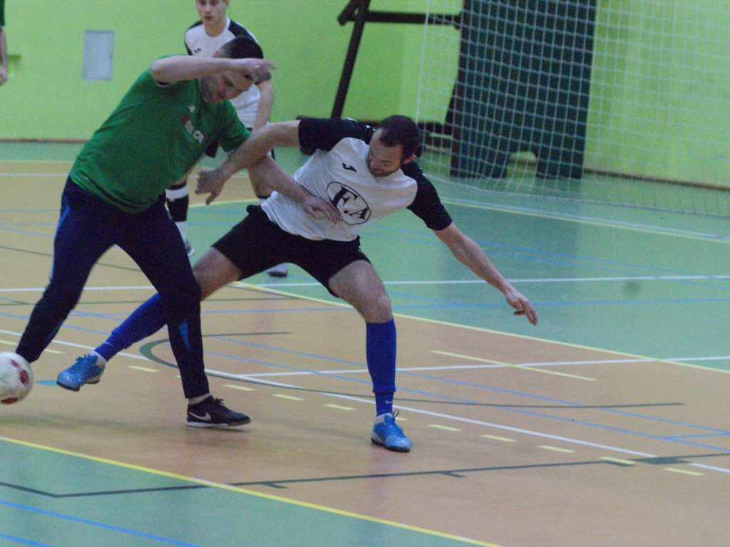 Czarna Elka z pierwszą porażką. Mistrz goni