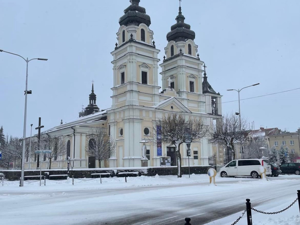 Mława cała biała. Trudne warunki na drogach [ZDJĘCIA]