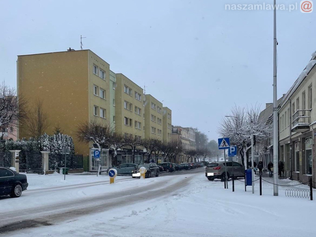 Mława cała biała. Trudne warunki na drogach [ZDJĘCIA]