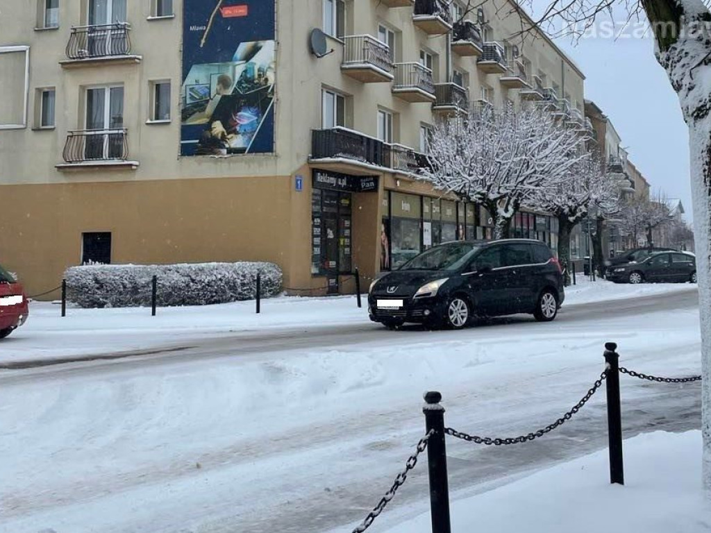 Mława cała biała. Trudne warunki na drogach [ZDJĘCIA]