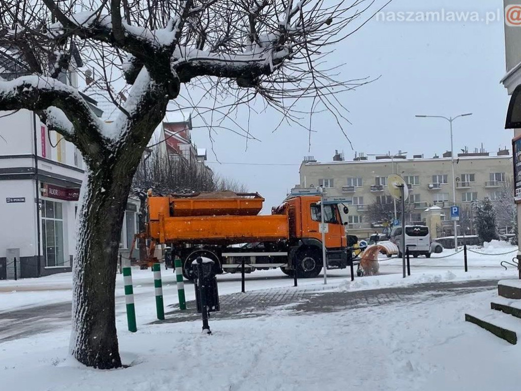 Mława cała biała. Trudne warunki na drogach [ZDJĘCIA]