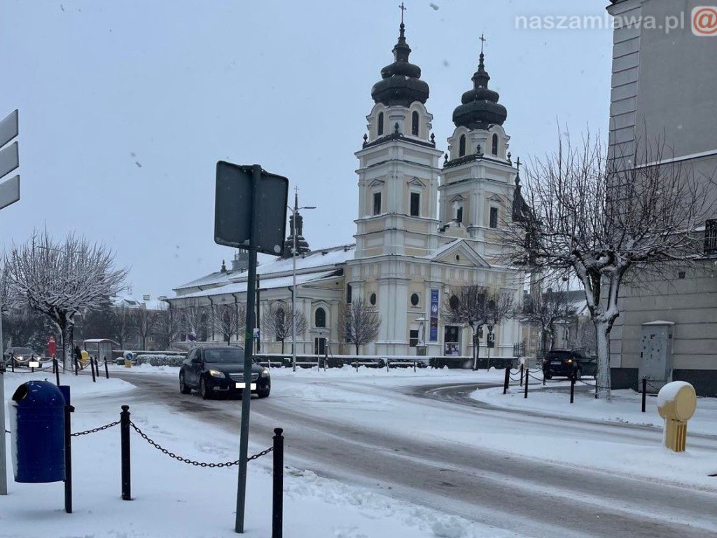 Mława cała biała. Trudne warunki na drogach [ZDJĘCIA]