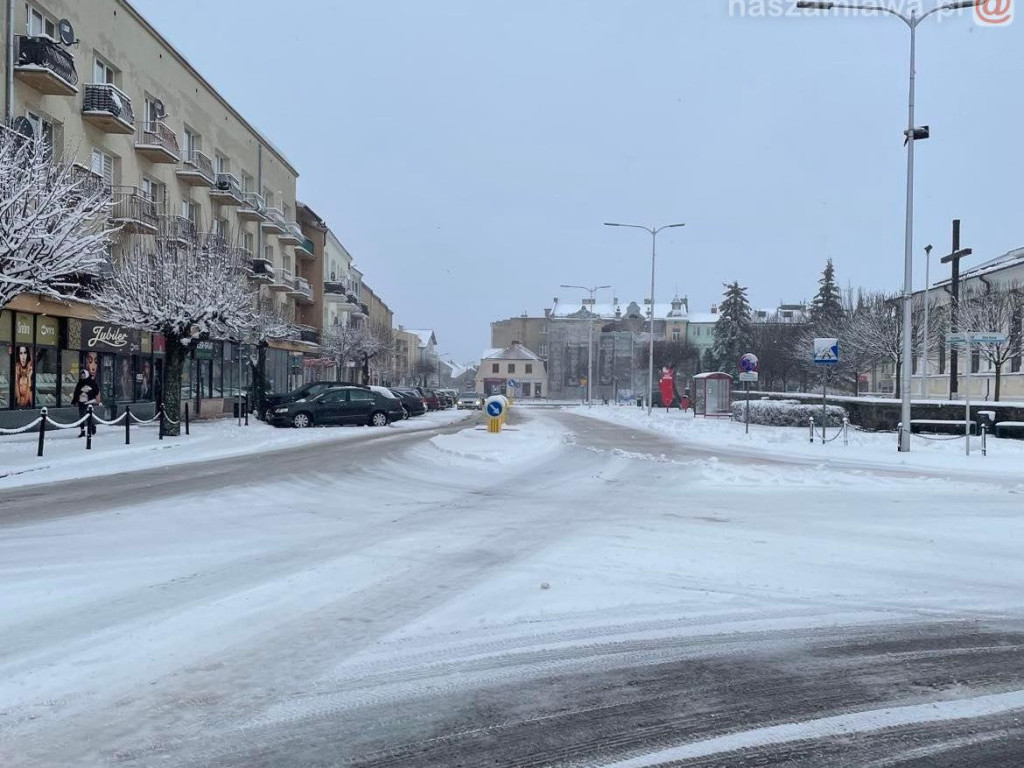 Mława cała biała. Trudne warunki na drogach [ZDJĘCIA]