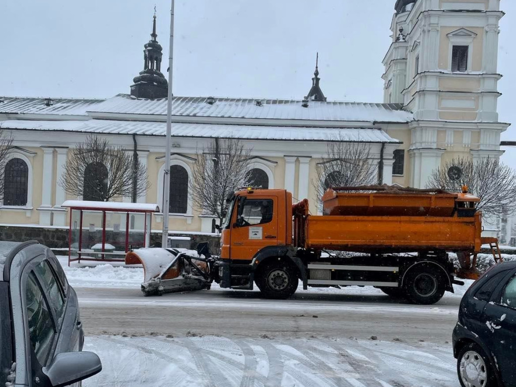 Mława cała biała. Trudne warunki na drogach [ZDJĘCIA]