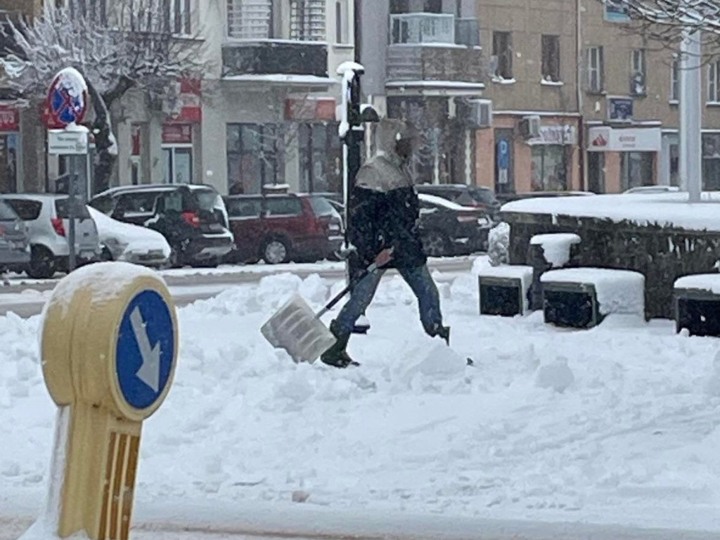 Mława cała biała. Trudne warunki na drogach [ZDJĘCIA]