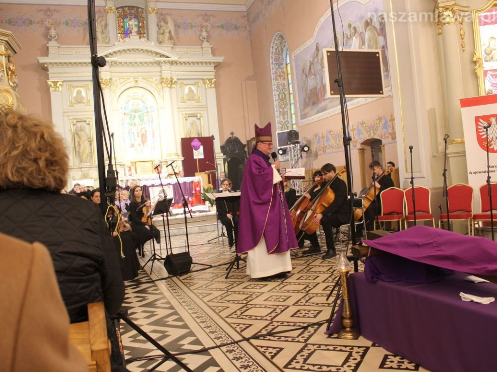 Gorzkie Żale w Mławie. Niezwykłe widowisko [FILM I ZDJĘCIA]