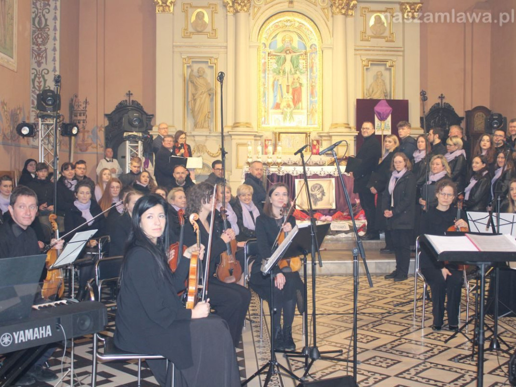Gorzkie Żale w Mławie. Niezwykłe widowisko [FILM I ZDJĘCIA]