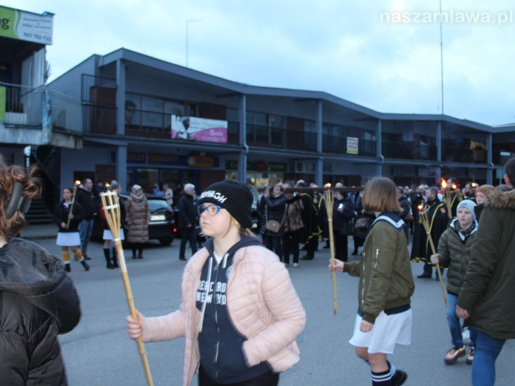 Tłumy na Drodze Krzyżowej ulicami Mławy [ZDJĘCIA i FILMY]