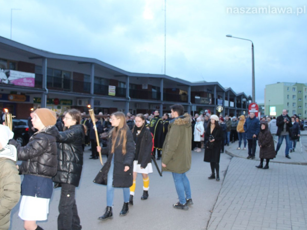Tłumy na Drodze Krzyżowej ulicami Mławy [ZDJĘCIA i FILMY]