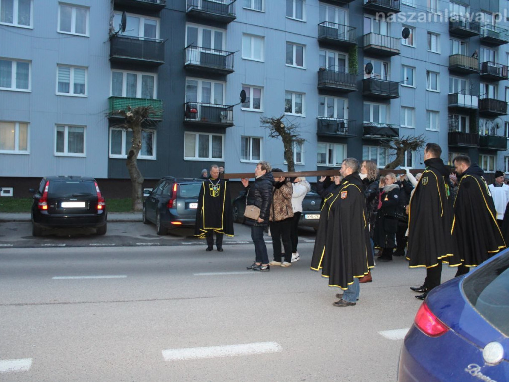 Tłumy na Drodze Krzyżowej ulicami Mławy [ZDJĘCIA i FILMY]