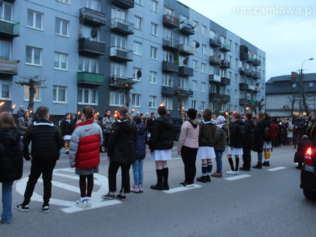 Tłumy na Drodze Krzyżowej ulicami Mławy [ZDJĘCIA i FILMY]