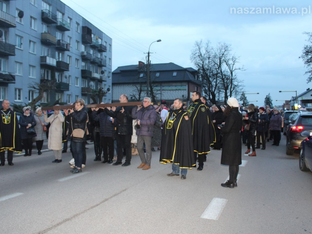 Tłumy na Drodze Krzyżowej ulicami Mławy [ZDJĘCIA i FILMY]