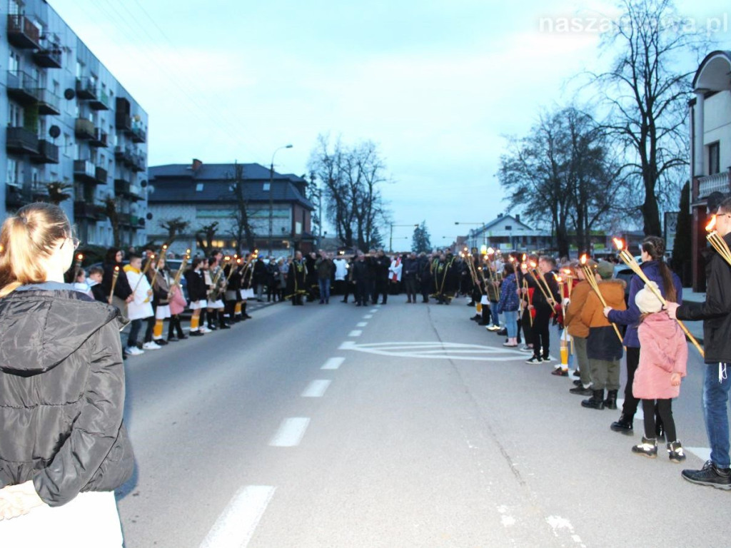 Tłumy na Drodze Krzyżowej ulicami Mławy [ZDJĘCIA i FILMY]