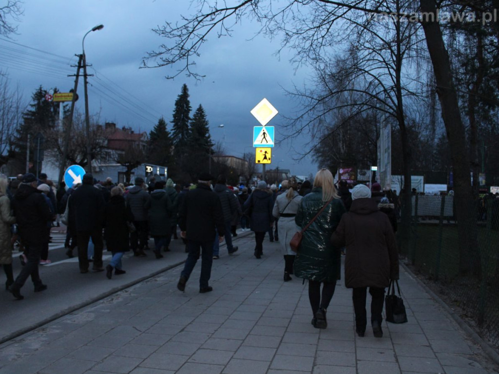 Tłumy na Drodze Krzyżowej ulicami Mławy [ZDJĘCIA i FILMY]