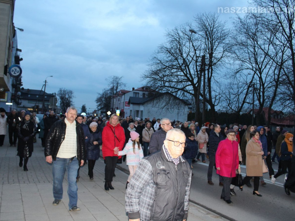 Tłumy na Drodze Krzyżowej ulicami Mławy [ZDJĘCIA i FILMY]