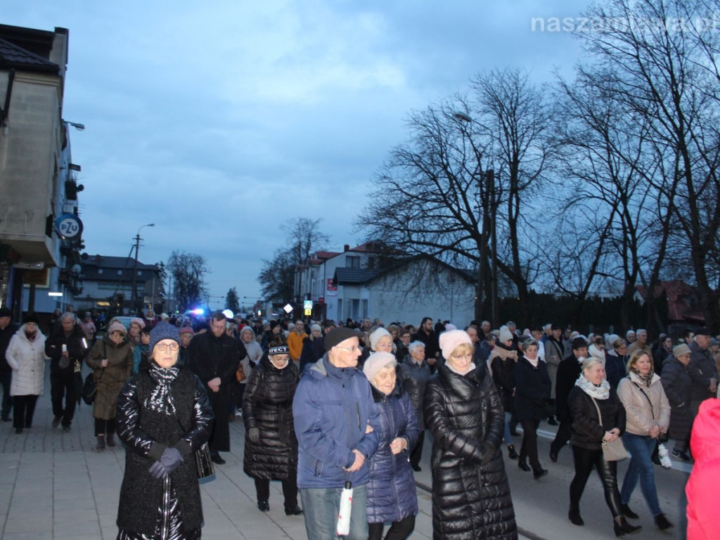 Tłumy na Drodze Krzyżowej ulicami Mławy [ZDJĘCIA i FILMY]